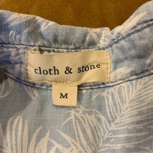 Cloth + stone sleeveless button down tropical top